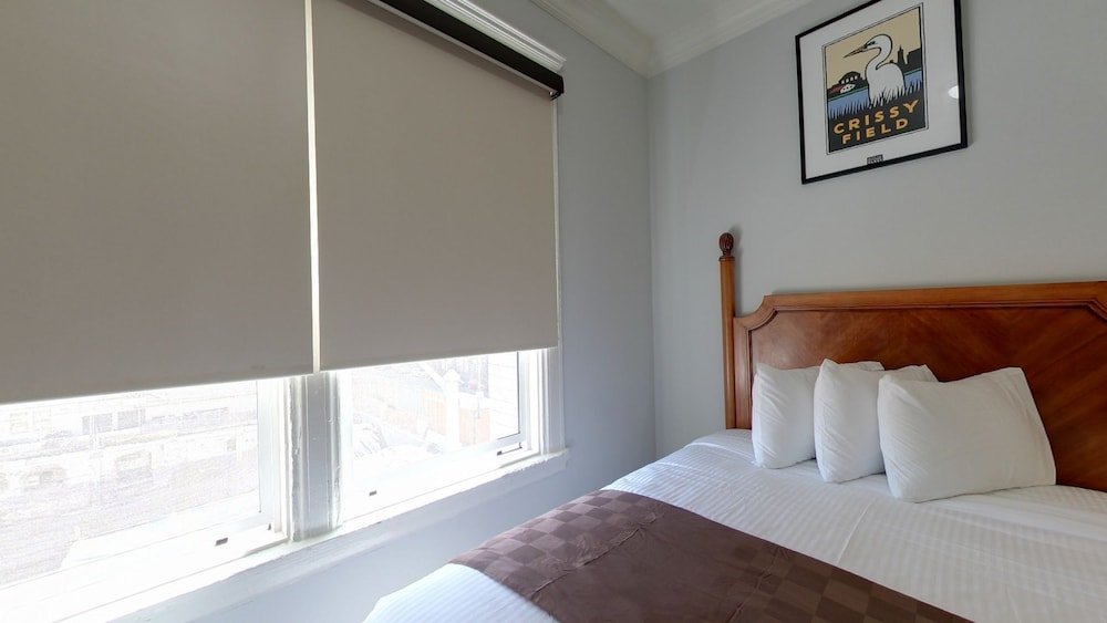 Фото Warfield Hotel