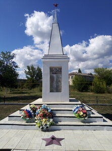 Участникам Великой Отечественной войны 1941-1945 гг. (Волгоградская область, Кумылженский район, Поповское сельское поселение, хутор Филин, Луговая улица), памятник, мемориал в Волгоградской области