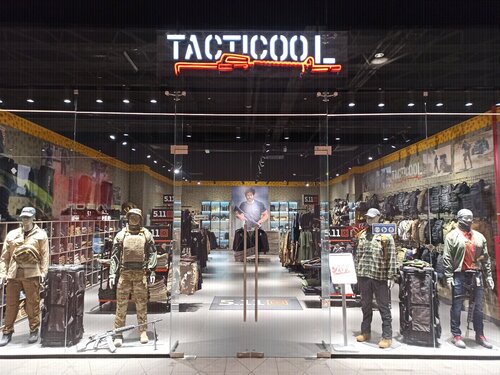 человек рассматривает одежду в магазине тактической одежды