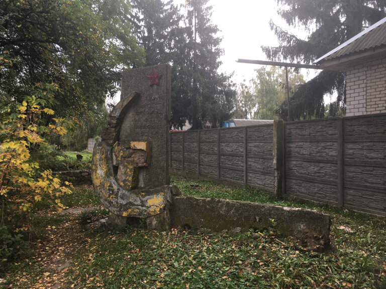 Genre sculpture Серп и молот, Grodno District, photo