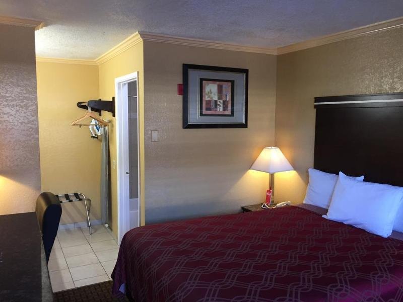 Фото Rodeway Inn Lemon Grove San Diego East