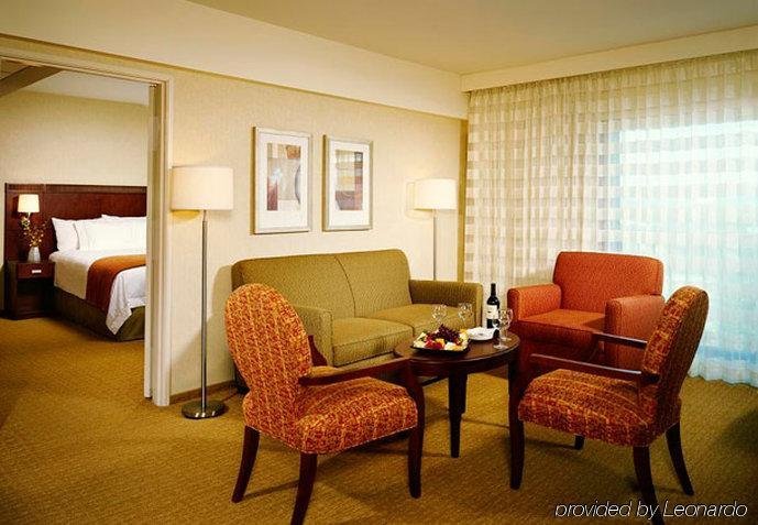 Фото Courtyard by Marriott Los Angeles - Sherman Oaks