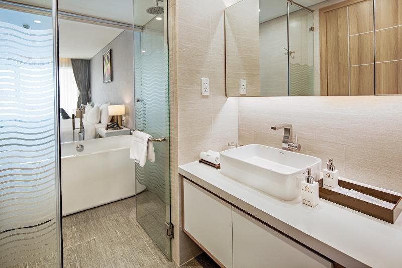 Фото Zen Diamond Suites Hotel Danang