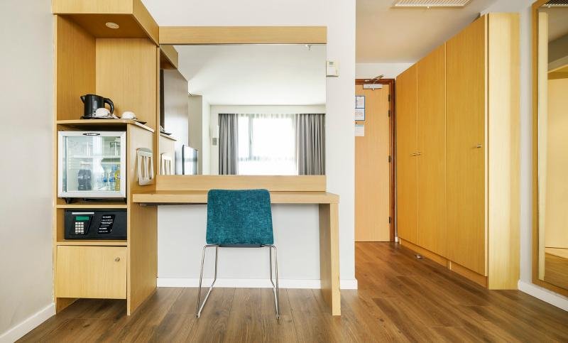 Фото Hotel Ilunion Valencia 4