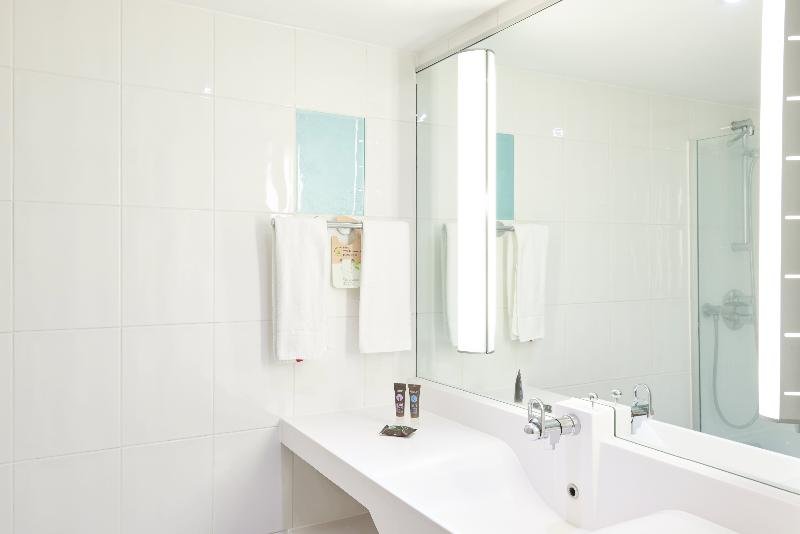 Фото Novotel London West