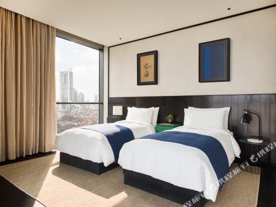 Фото The Middle House