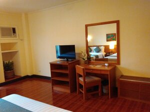 The Suites at Mount Malarayat (Calabarzon, Batangas, City of Lipa), hotel