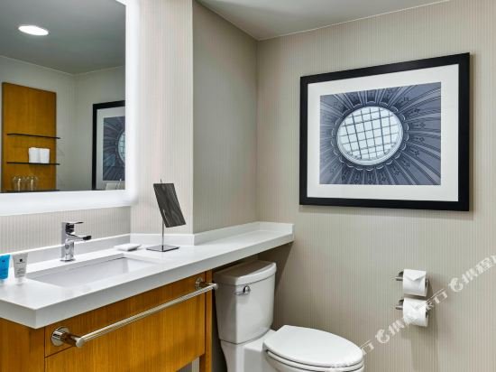 Фото Delta Hotels by Marriott Richmond Downtown