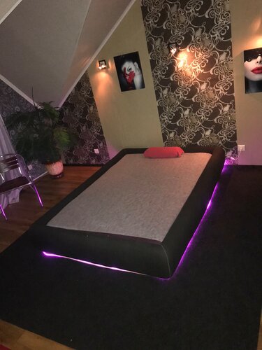 Qizlar bilan lezbiyen kampir