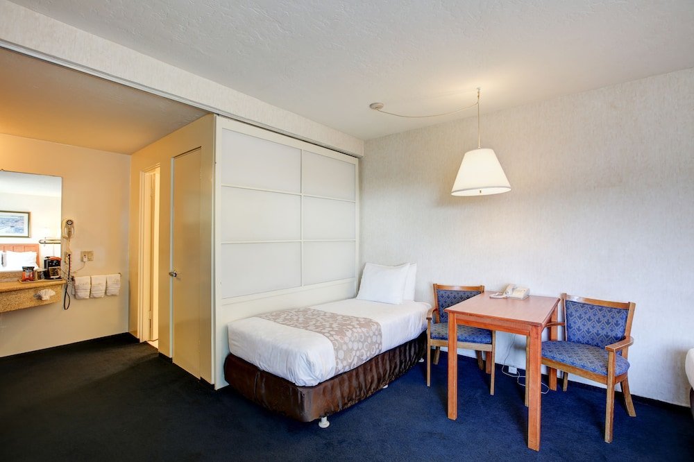 Фото Newport Channel Inn