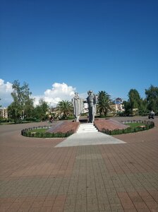 Три солдата (Krasnodar Territory, Sochi, Adler, Tsentralniy Microdistrict), anıt, heykel  Soçi'den