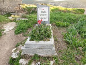 Могила пулемётчика М.И. Дмитриченко (Sevastopol, Balaklavskiy District, balka Gaytanskaya), graves of famous people