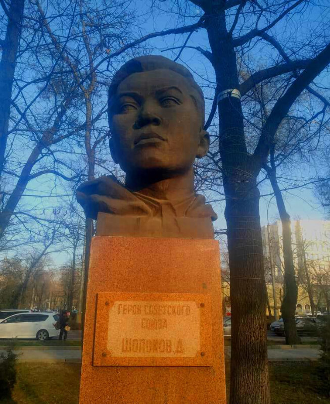 Monument, memorial Sovyetler Birliği Kahramanı Düyşönkul Şopokov'un Büstü, Bishkek, photo