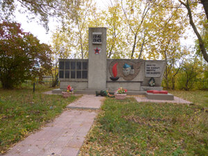 Односельчанам, павшим в Великой Отечественной войне (Самарская область, Ставропольский район, сельское поселение Александровка, село Александровка, Советская улица), памятник, мемориал в Самарской области