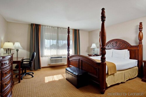 Гостиница Holiday Inn Express & Suites Pasadena - Los Angeles в Пасадене