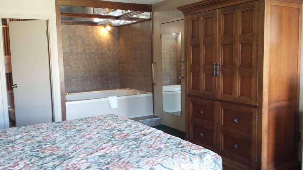 Фото Super 8 by Wyndham Goldsboro