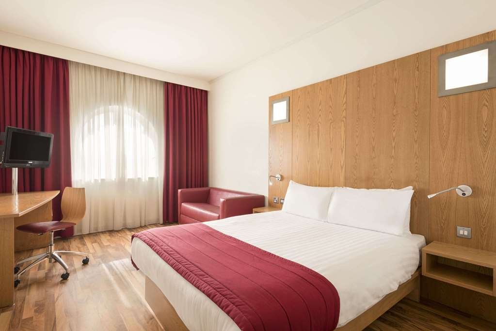 Фото Ramada by Wyndham Belfast City Centre