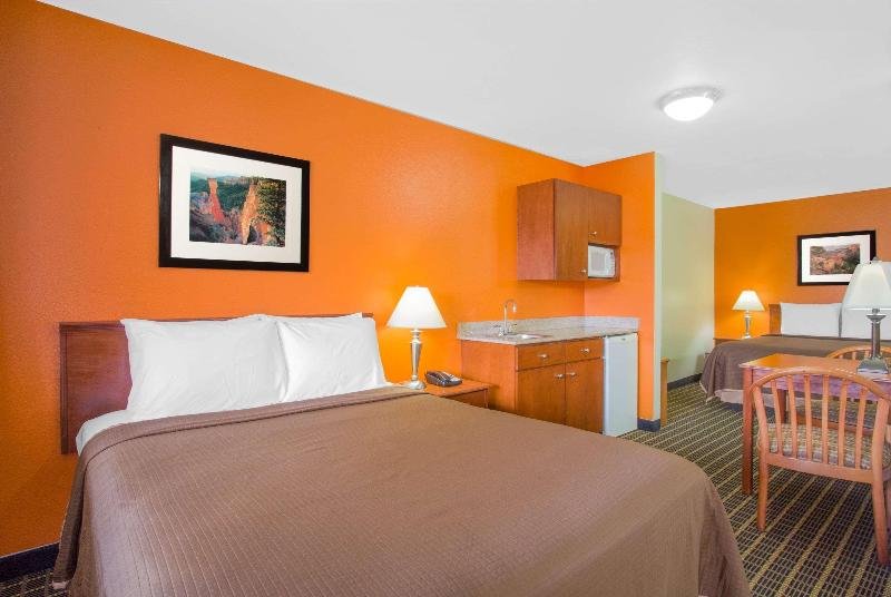 Фото Howard Johnson Hotel & Suites by Wyndham St. George