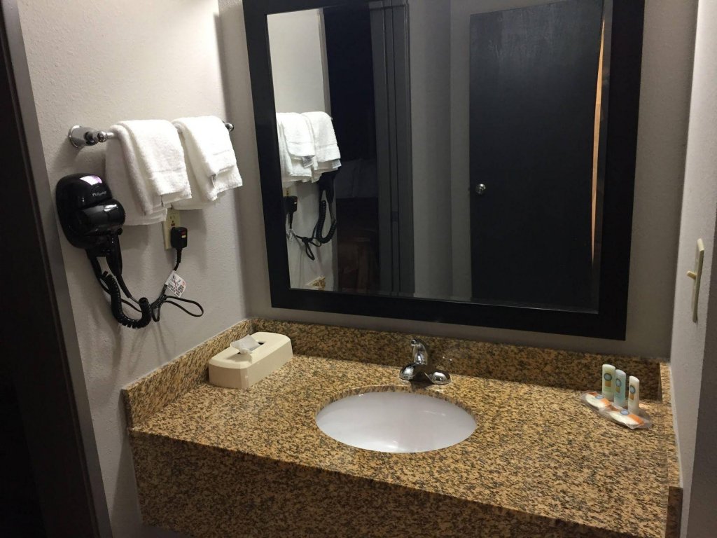 Фото Quality Suites Downtown Convention Center