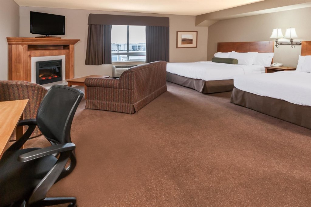 Фото Ramada by Wyndham Airdrie Hotel and Suites