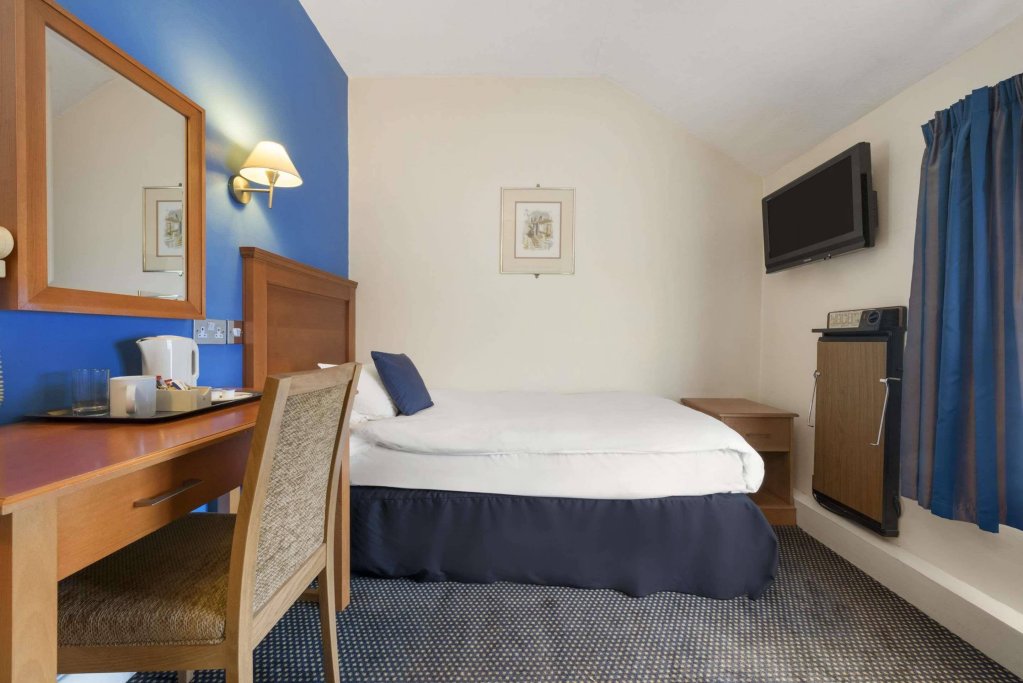 Фото Ramada by Wyndham Loughborough Hotel