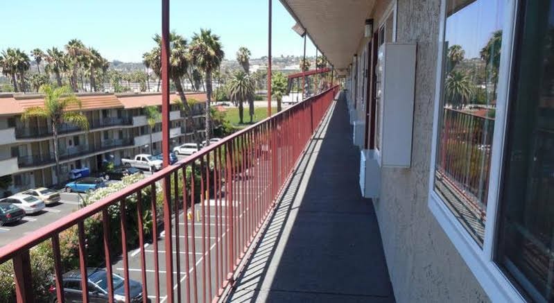 Фото Super 8 by Wyndham San Diego Hotel Circle