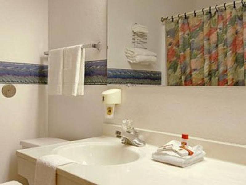 Фото Super 8 by Wyndham Omaha/West Dodge