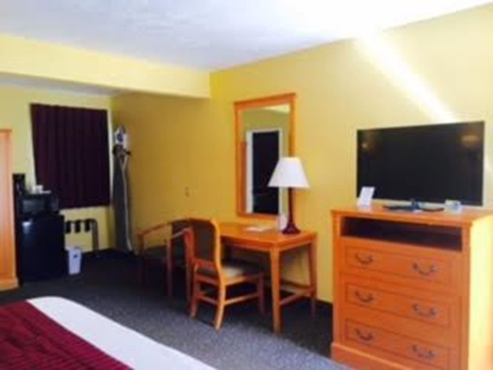 Фото Days Inn by Wyndham Redwood City