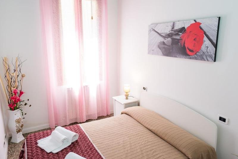 Фото Backpackers House Venice - Hostel