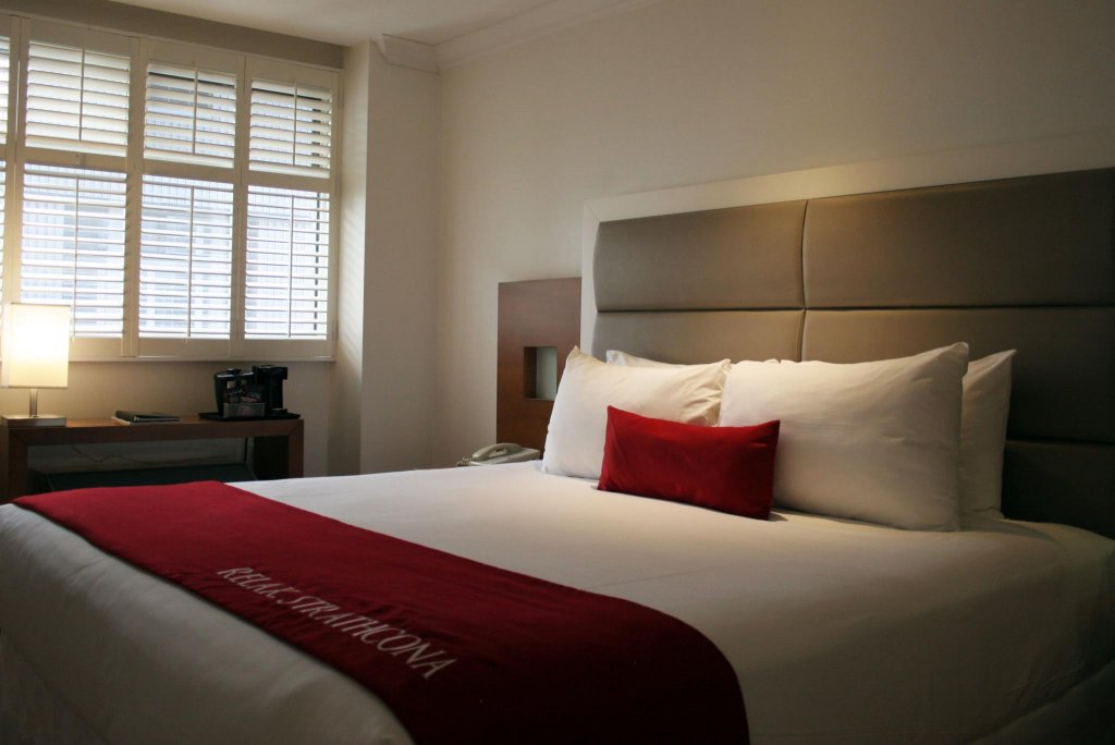 Фото Strathcona Hotel