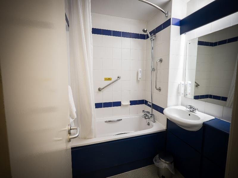 Фото Travelodge Belfast Central
