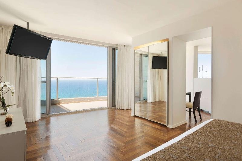 Фото Ramada Hotel & Suites by Wyndham Netanya