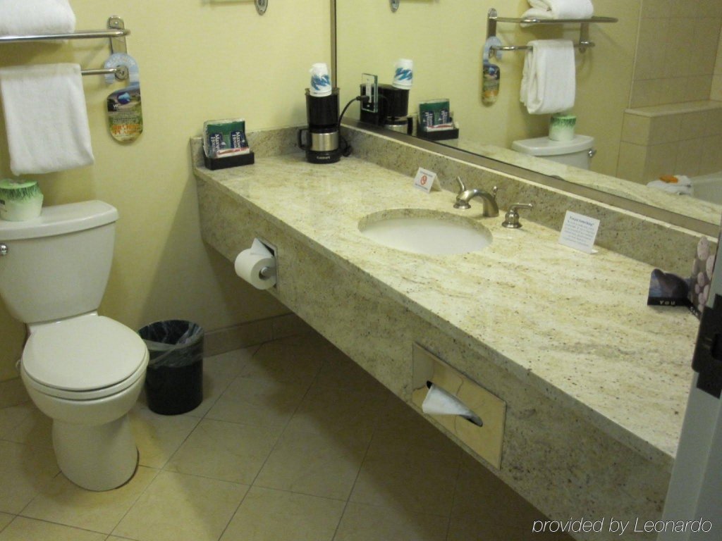 Фото Holiday Inn Express Tampa N I-75 - University Area, an Ihg Hotel