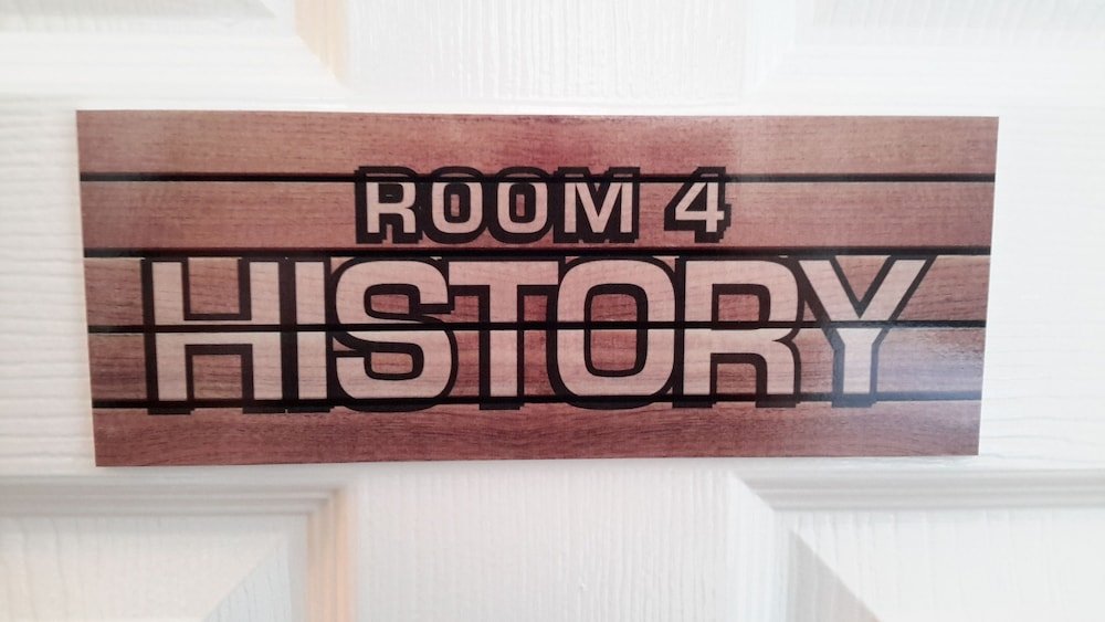 Фото The School House