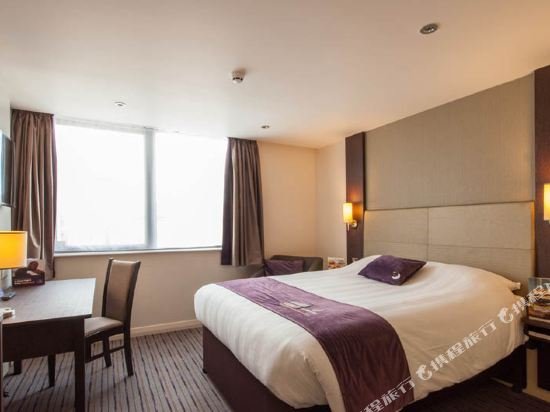 Фото Premier Inn London Hendon - The Hyde