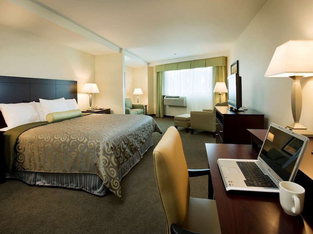 Фото Best Western Plus Philadelphia Airport S. At Widener Univ