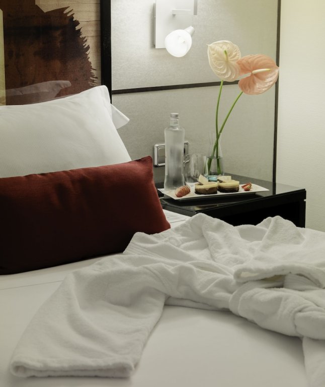 Фото Отель H10 Universitat