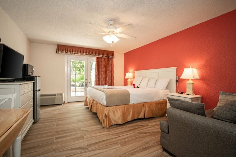 Гостиница Island Sun Inn & Suites - Venice, Florida Historic Downtown & Beach Getaway в Венисе
