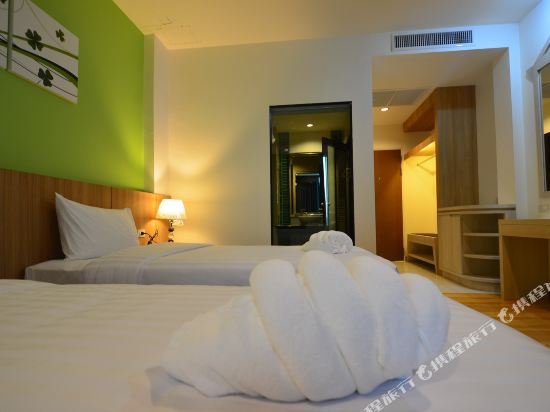 Фото The River Hotel