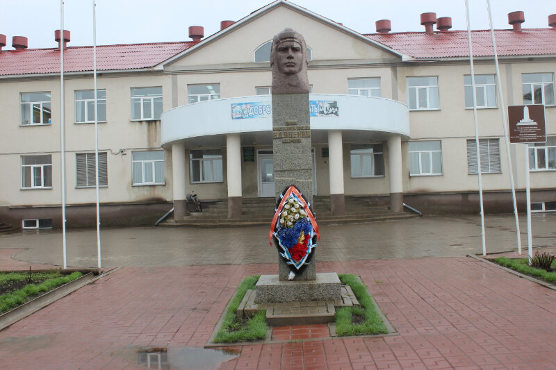 Monument, memorial Бюст Героя Советского Союза, лейтенанта Н.Л. Яценко, Belgorod Oblast, photo