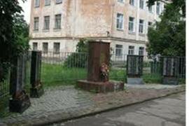 Памятный знак на месте концлагеря Лазарет (Pskov, Olginskaya Embankment), memorial plaque, foundation stone