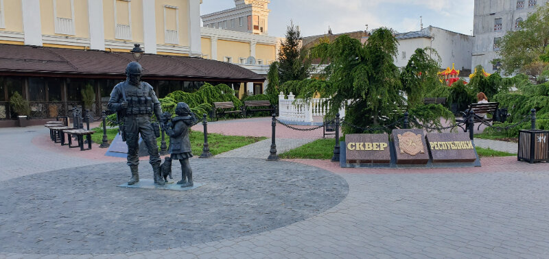 Genre sculpture Polite people, Simferopol, photo