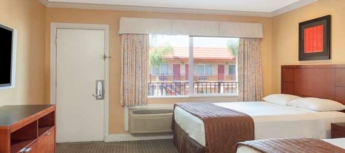 Фото Travelodge by Wyndham El Cajon