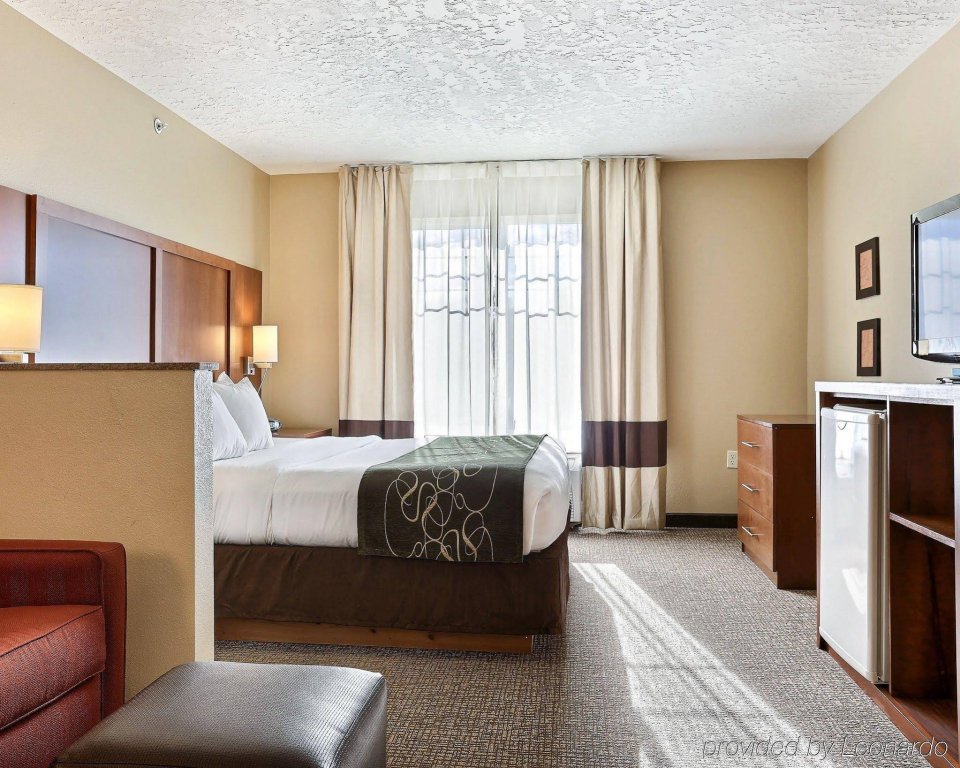 Фото Comfort Suites Airport