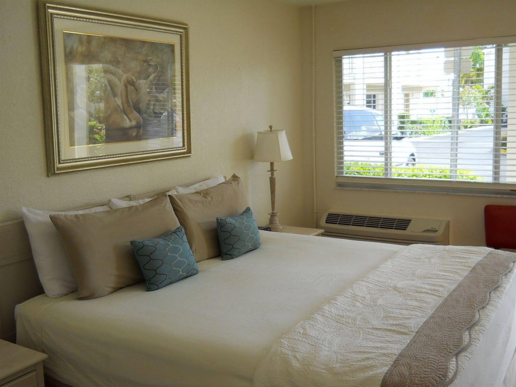 Фото Legacy Harbour Hotel & Suites