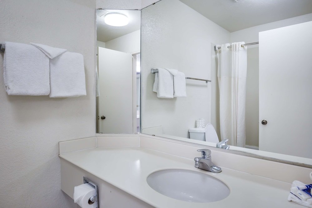 Фото Americas Best Value Inn Denver