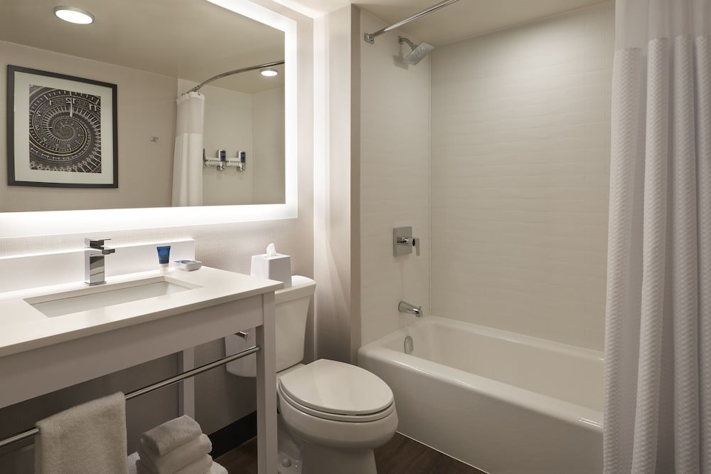 Фото Four Points by Sheraton Toronto Airport East