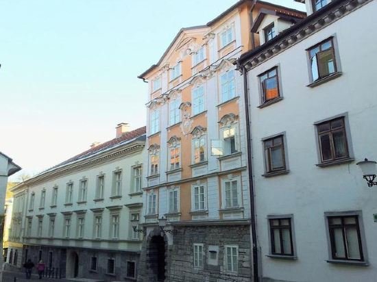 Фото отеля 1