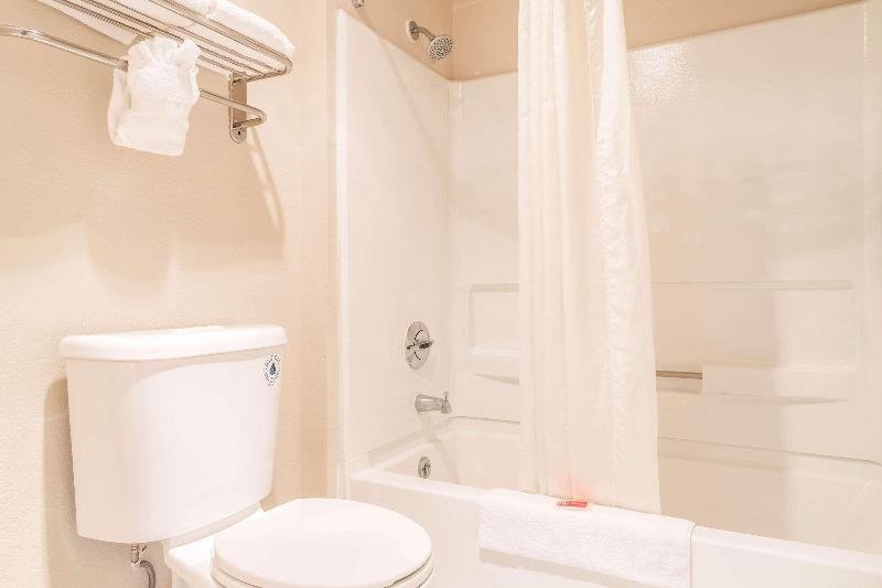 Фото Econo Lodge Near Bellevue Square