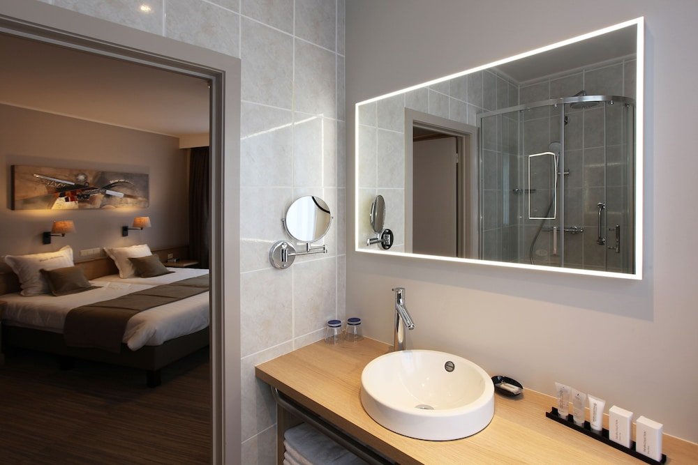 Фото Ambassador Hotel